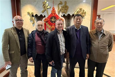 Klijenti Russi Żur il-Kumpanija Tagħna Għal -Negozjati tan-Negozji Profondi